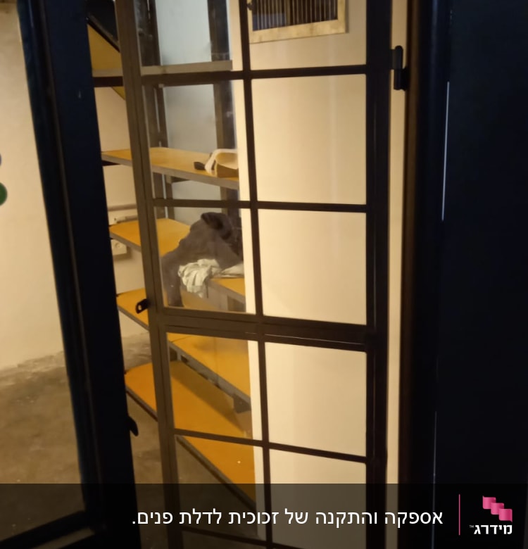דלת זכוכית עם מסגרת מתכת פתוחה למחצה